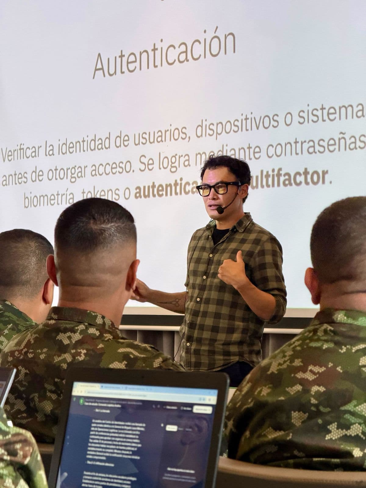 Fabián Oloarte teaching a technical session about authentication to participants working on laptops.