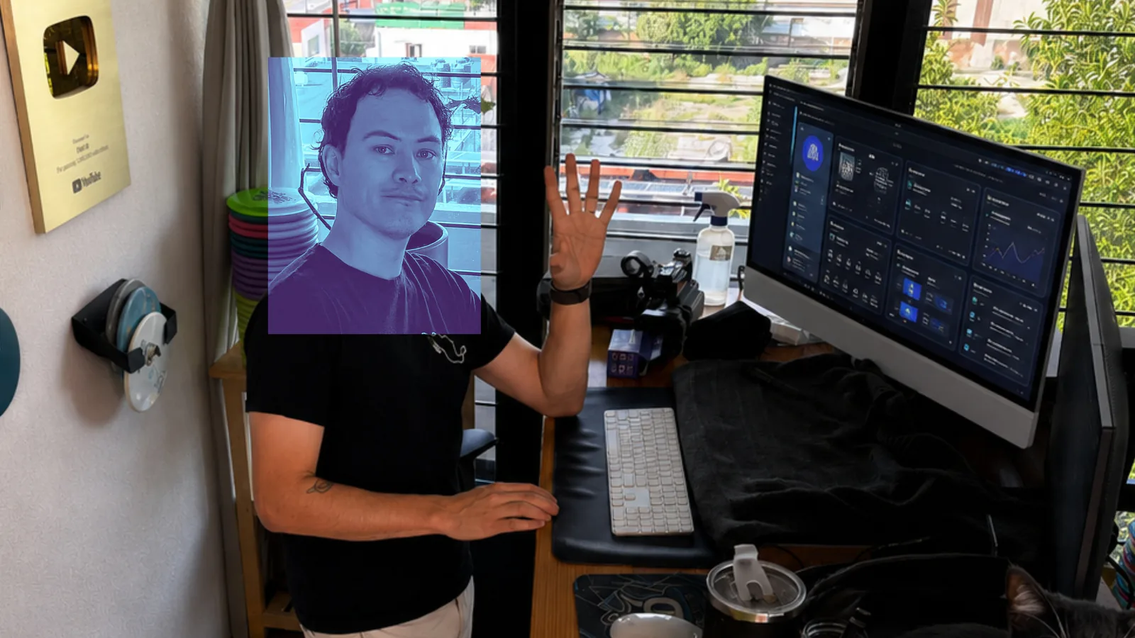Portrait of Fabián Oloarte in the multidisciplinary workspace where product, teaching, content, and disc golf meet.